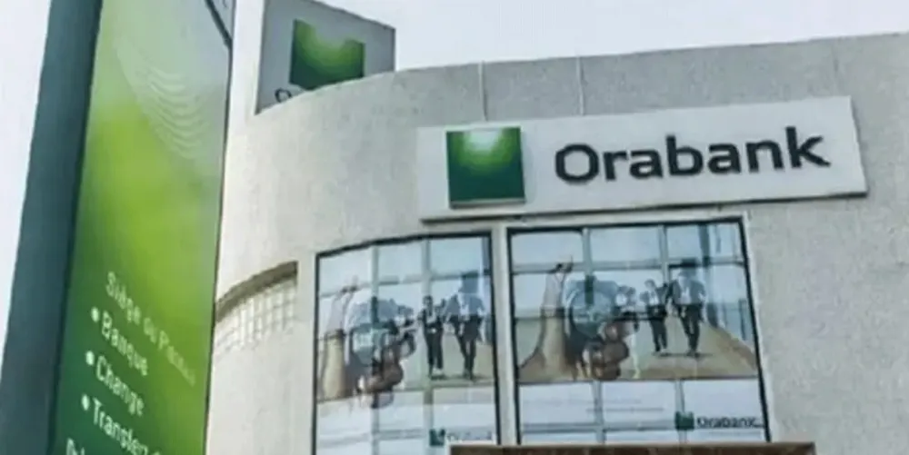 Façade d’une agence Orabank avec son enseigne