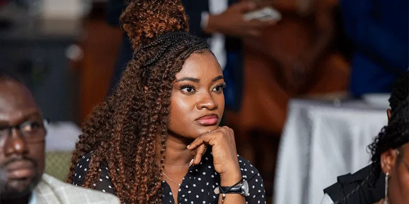 Une participante attentive dans le public d’une conférence